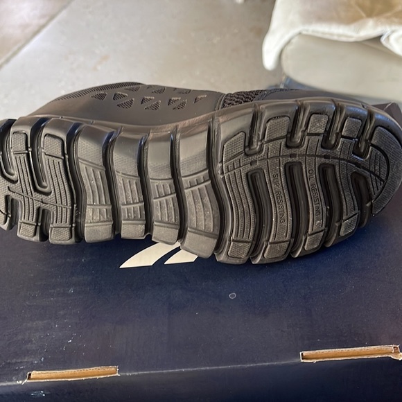 Women new pair Reebok work size 7M - Picture 5 of 9